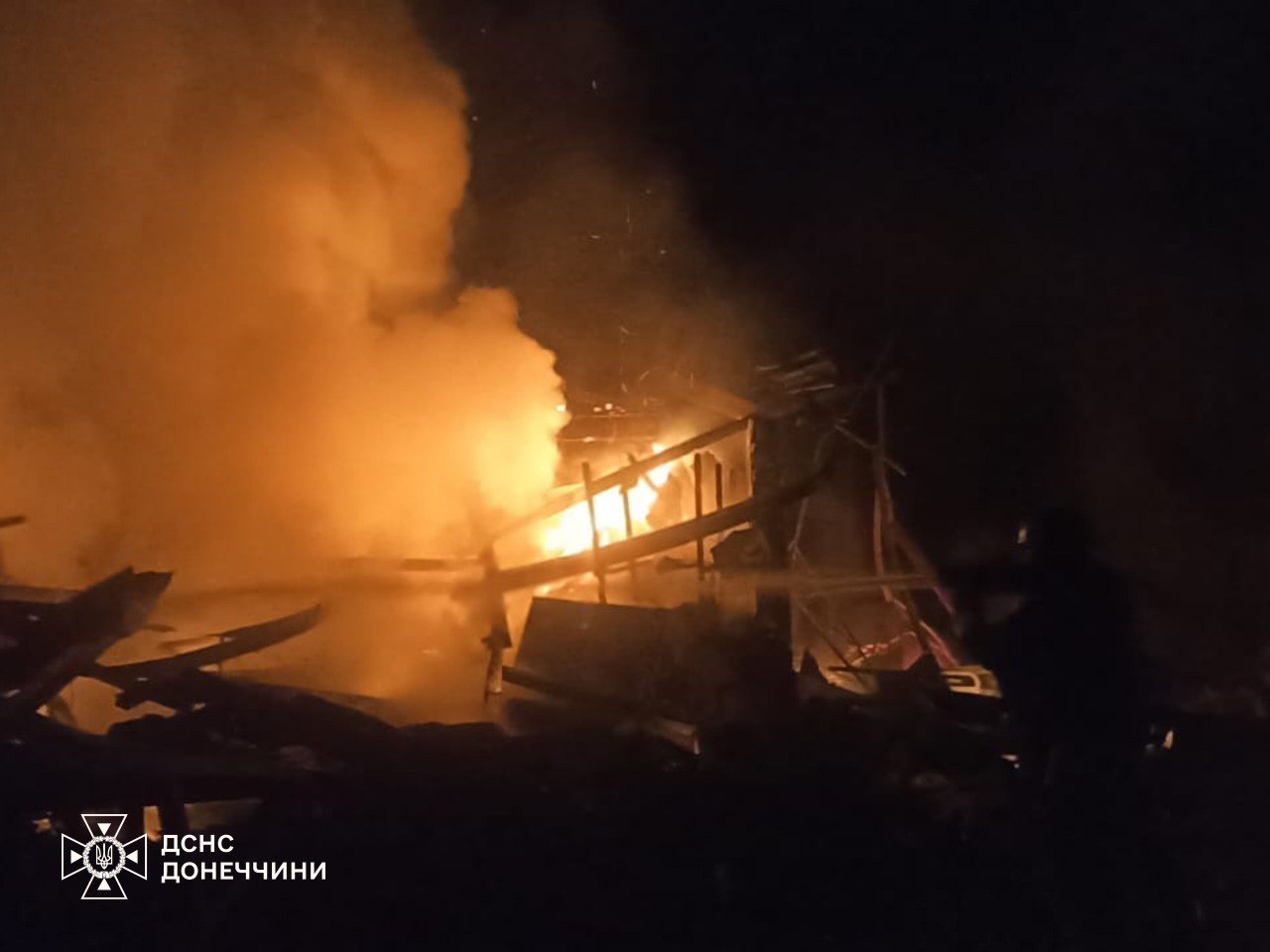 РФ нанесла авиаудар по Донецкой области: из-под завалов спасли человека